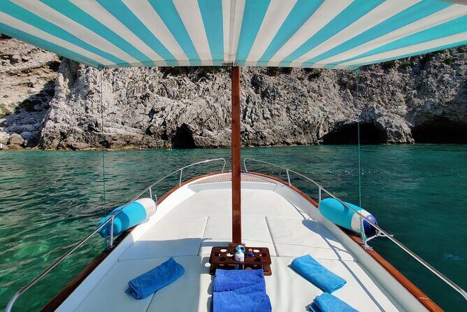 Boat Tour in Capri - I Faraglioni and the pass-under-the-arch moment