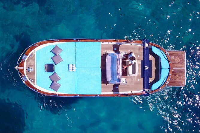 Capri excursion in a private boat - Marina Piccola and the Cave of the Sailors: a strong first chapter
