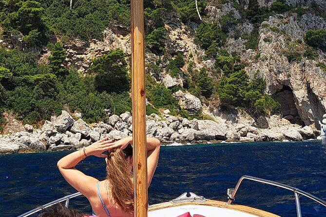 Capri Secret Corners Experience - Meeting at Waves of Capri and finding the boat