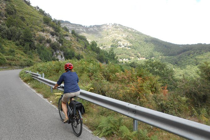 Chiunzi Pass loop by bicycle - Bikes, helmets, and the small details that make it safe