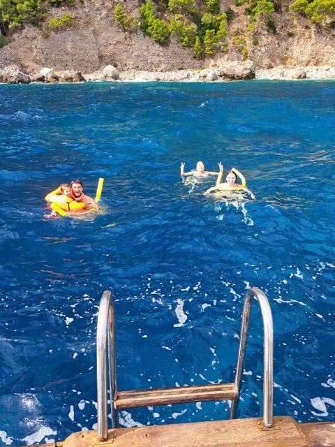 Esperienza Privata a Capri in Barca con Gozzo Classico 3H - Should You Book This Capri Gozzo Private Tour?