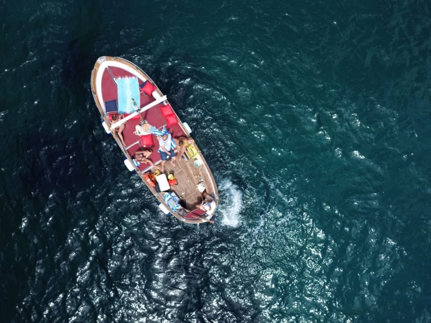 Esperienza Privata a Capri in Barca con Gozzo Classico 3H - The Boat: Classic Gozzo Comfort for a Small Group