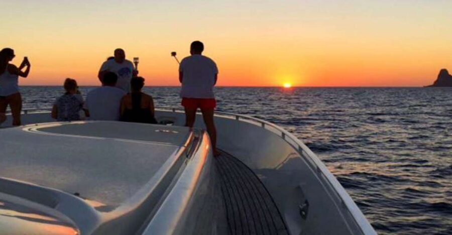 From Positano: Amalfi Coast Sunset Cruise - Group Tour - Getting started at Spiaggia Grande (and not losing the group)