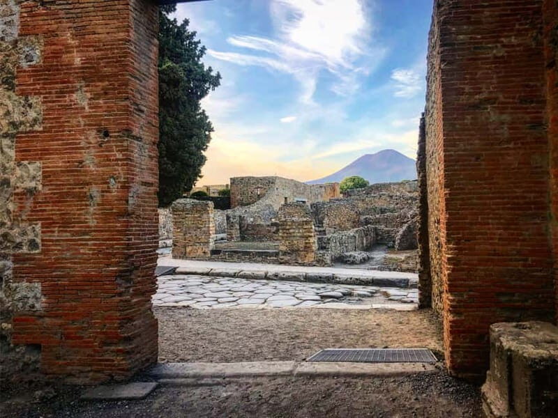 From Sorrento: Pompeii Guided Tour with Skip the Line - From Sorrento Pickup to Pompeii Gate: how the day starts