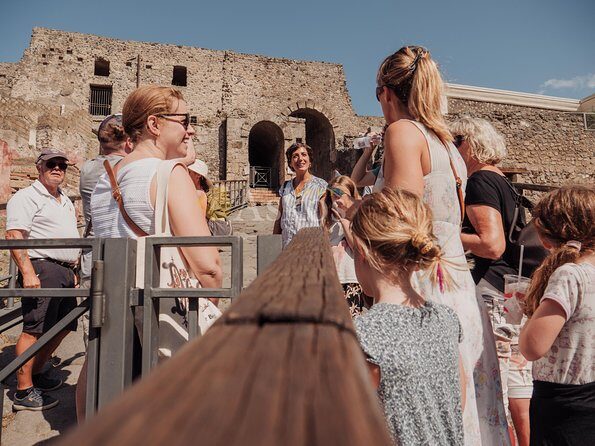 Full-Day Private Capri and Pompeii from Sorrento - Capri port to center: how the island time is structured