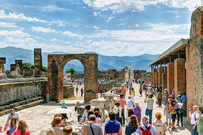 Guided Tour of Pompeii and Herculaneum with Lunch and Ticket - The winery lunch in the Vesuvius zone: food and wine, plus a time tradeoff