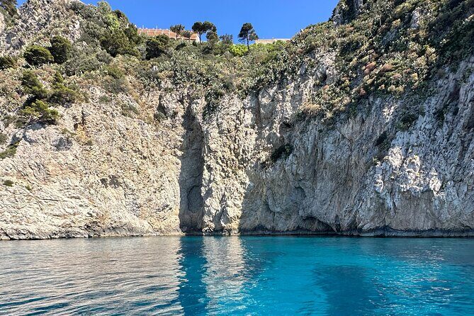 Half-day private boat tour of Capri - A half-day private Capri loop that actually feels unhurried