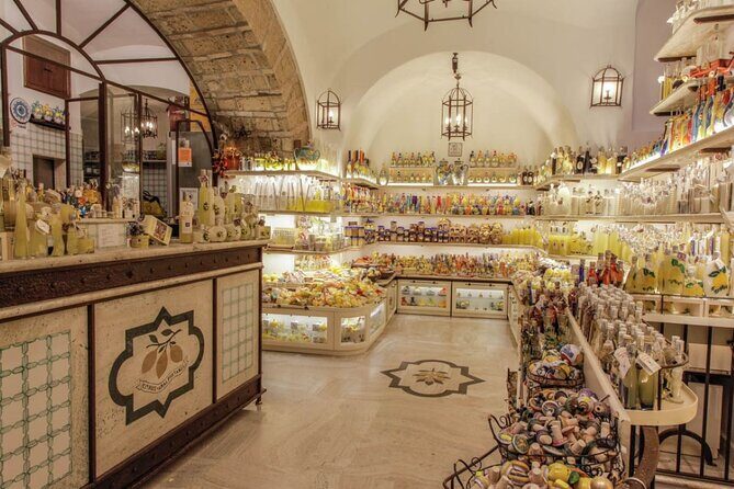 Learn how to make Amalfi limoncello - A small-group limoncello class (about 1 hour 20)