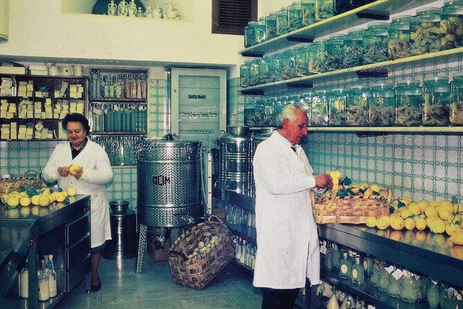 Learn how to make Amalfi limoncello - Learning the artisanal method: what you do vs. what you watch