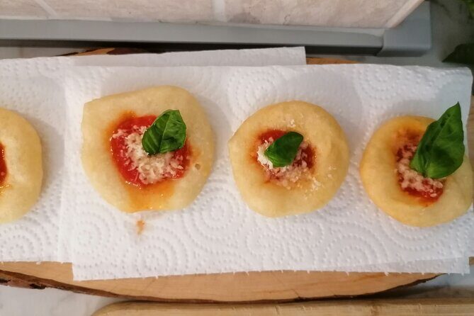 Pizza e Tiramisù class with local mum in Positano - Where you meet: Piazza Cappella and a small-group class
