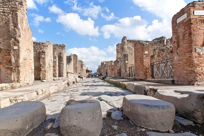 Pompeii and Naples with guide all day and tickets included - Pompeii Archaeological Park: walking the route laid out by tragedy
