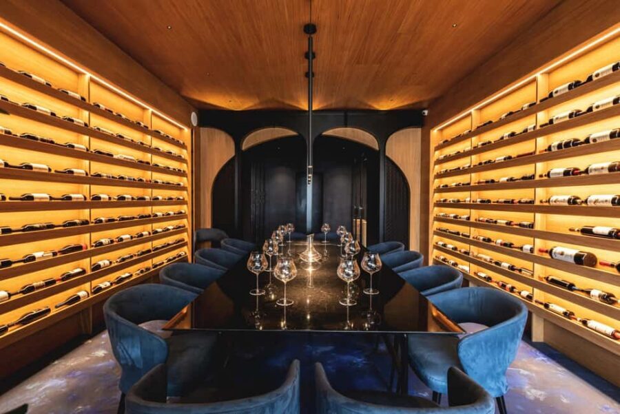 Positano: a journey through local wines - The 1000+ label cellar: why it matters for your flight