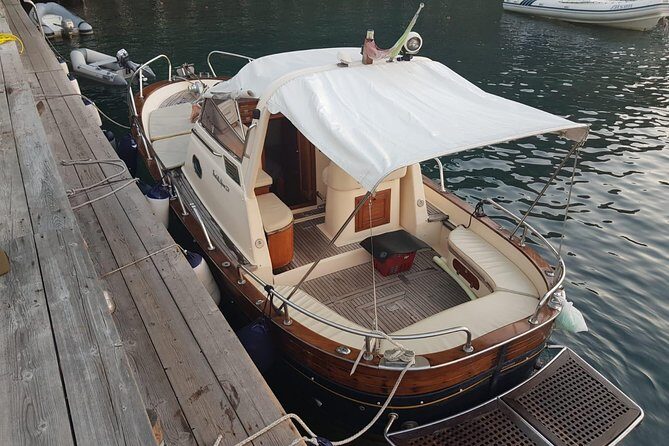 Private boat tour of the island of Capri - Capri Island Time: Four Hours to Explore Your Way