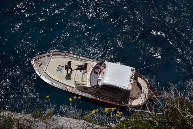 Private Boat Tour to Capri from Sorrento on a 38-Foot Apreamare - The 38-Foot Apreamare Advantage for Capri Sightseeing