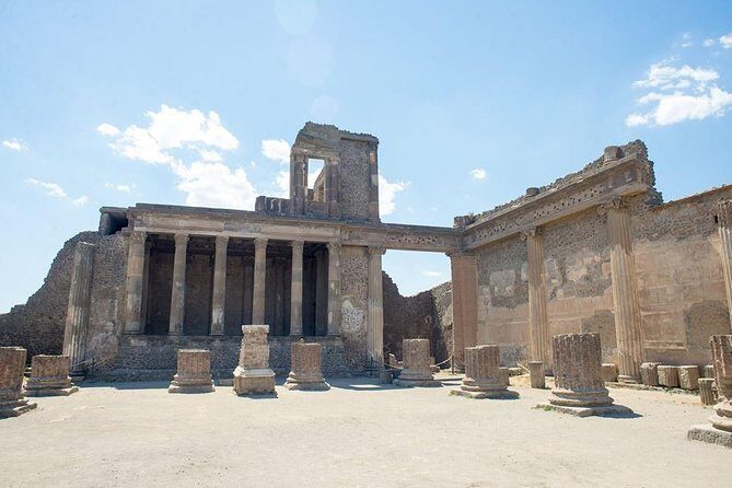 Skip the line Private tour of Pompeii from Sorrento - Pompeii Archaeological Park: 2 hours of “high-signal” ruins