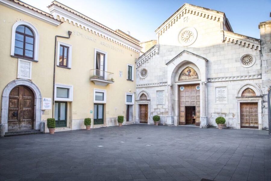 Sorrento: Guided Walking Tour & Limoncello Tasting - Sedil Dominova: the ancient parliament of Sorrento
