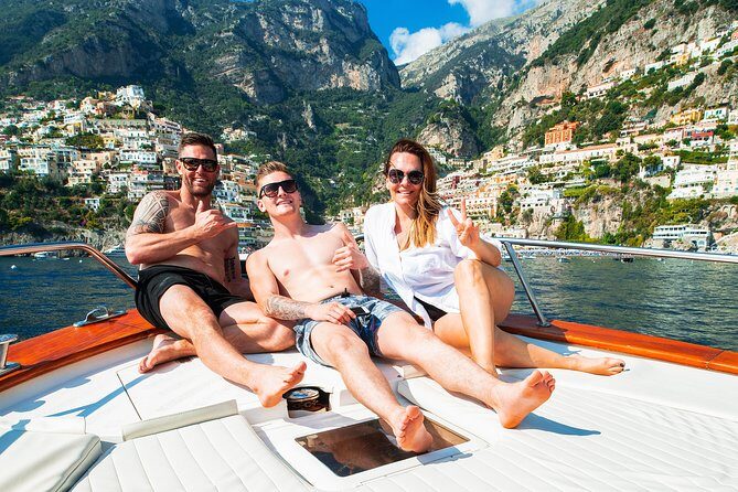 Sorrento: Private boat tour Capri&Positano - Raffaelli Shamal 40 - Capri on foot: 1.5 hours in the Piazzetta and shops