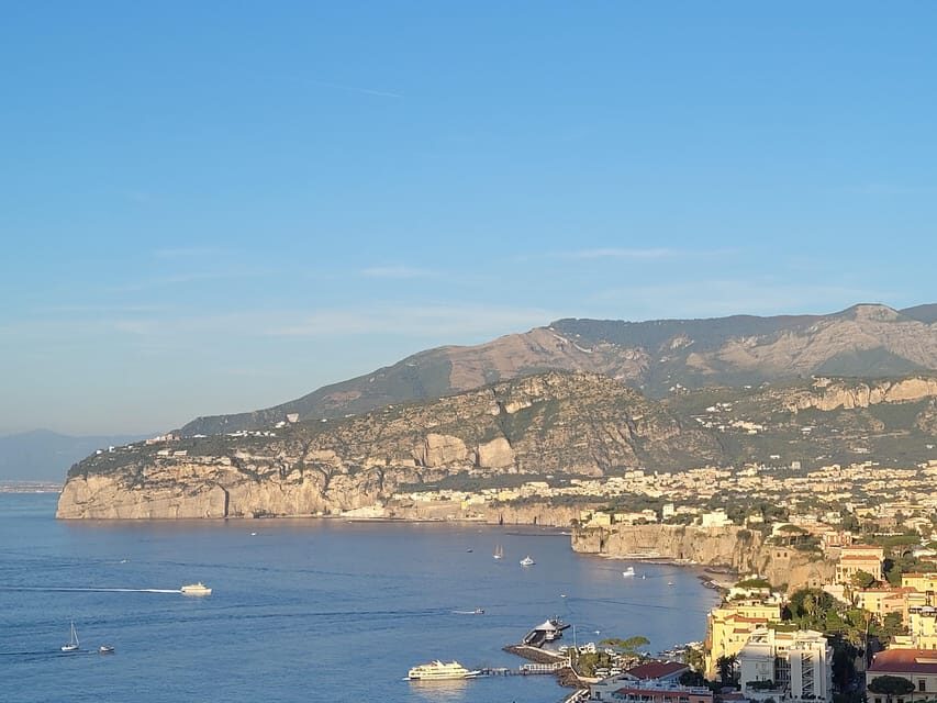 Sorrento through the eyes of a local - Sedil Dominova: the old meeting point in the heart of town