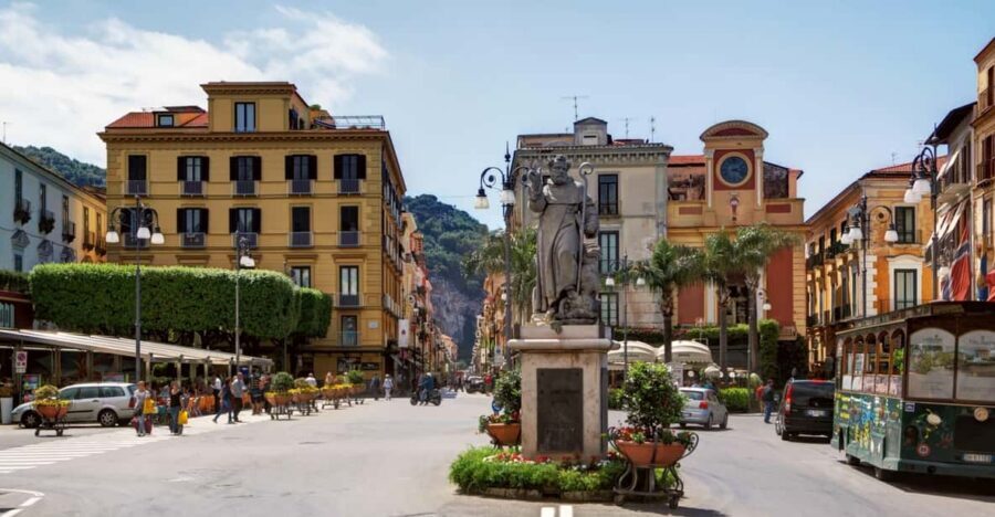 Sorrento through the eyes of a local - Finding the tour start: Torquato Tasso in Piazza Tasso