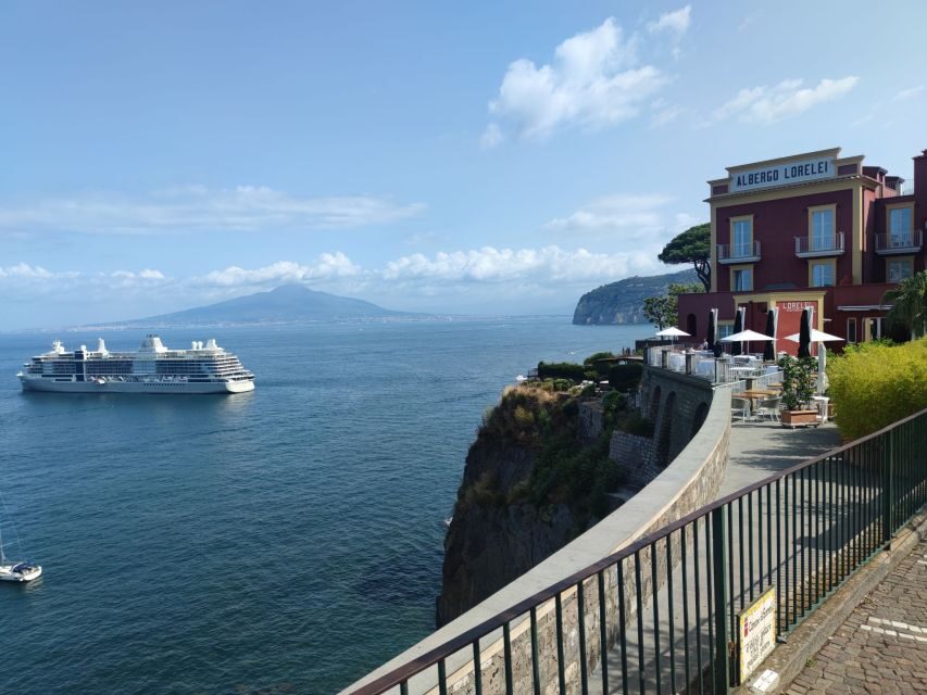Sorrento: walking in the Grand Tour with stunning landscapes - Where the Grand Tour feeling really starts: Piazza della Vittoria and Hotel Bellevue Syrene