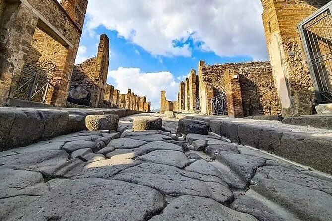 Transfer Naples airport/station to Sorrento with stop in Pompeii - Key things to know before you go