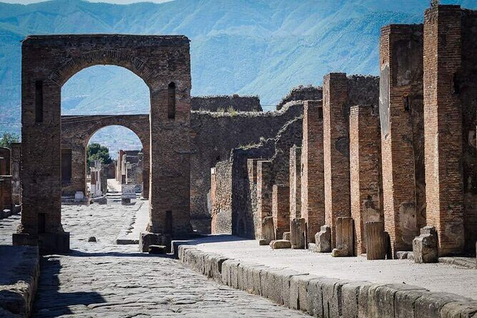 Transfer Naples airport/station to Sorrento with stop in Pompeii - What the best experiences look like in practice